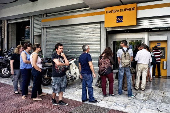 ECB keeps emergency loans to Greek banks  - ảnh 1
